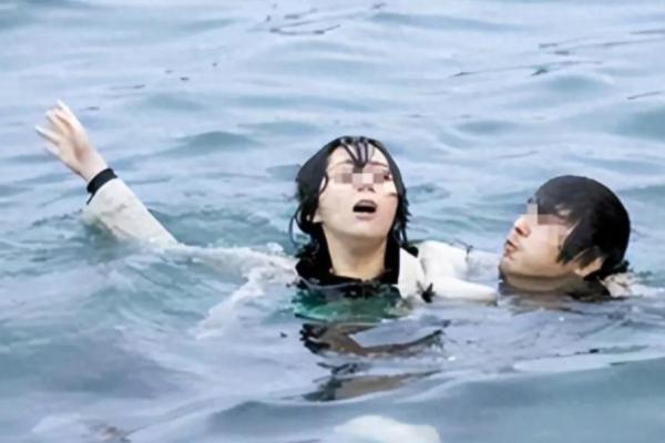 妈妈梦见女儿掉水里了