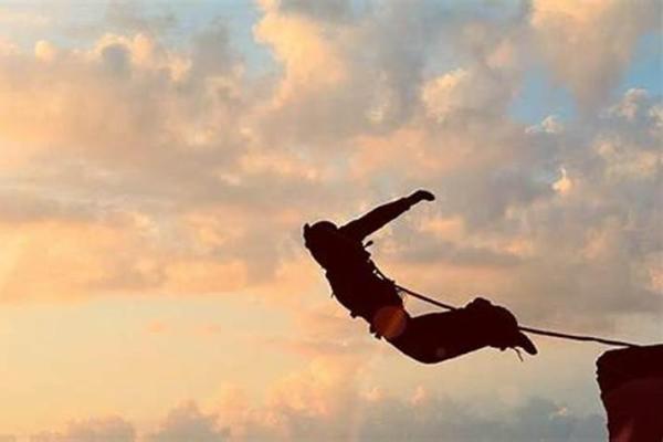 梦见儿子从高处坠落是什么意思