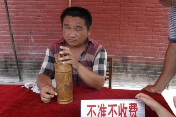 梦到女瞎子给我算姻缘 梦见女瞎子给我算命？