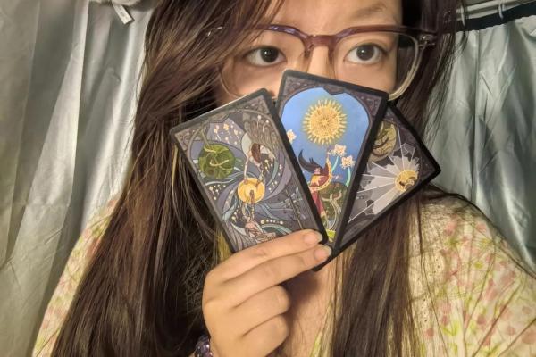 算命还是宽心？她们选择在凌晨玩线上塔罗：抖音话题“塔罗测试”累计播放量已达22.8亿次